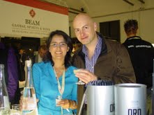 Ing. Ana Trelles Representante en Alemania de Pisco de Oro del Per�, acompa�ada del conocido Bar Tender de Londres Simon Difford