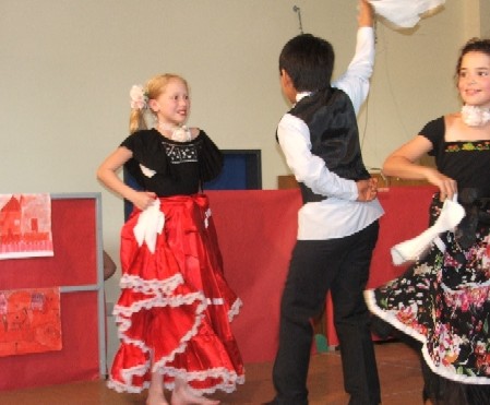 Josemar�a (de espaldas) danzando al comp�s de la Concheperla