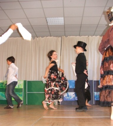 Amplia acogida por los ni�os alemanes a una de las danzas tradicionales del Per�
